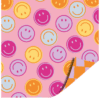 cadeaupapier lichtroze bedrukt met diverse pastelgekleurde smileys en de andere zijde van het papier is geblokt lila fel oranje