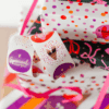 6 felgekleurde stickers in roze, oranje, paars, goud, rood met diverse teksten