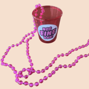 roze shotglas aan roze ketting met opdruk nog eine dan